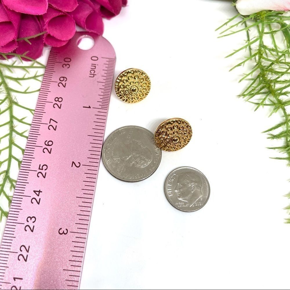 VINTAGE⚜️ORNATE Golden Medallion Button Stud Earrings - Picture 7 of 8